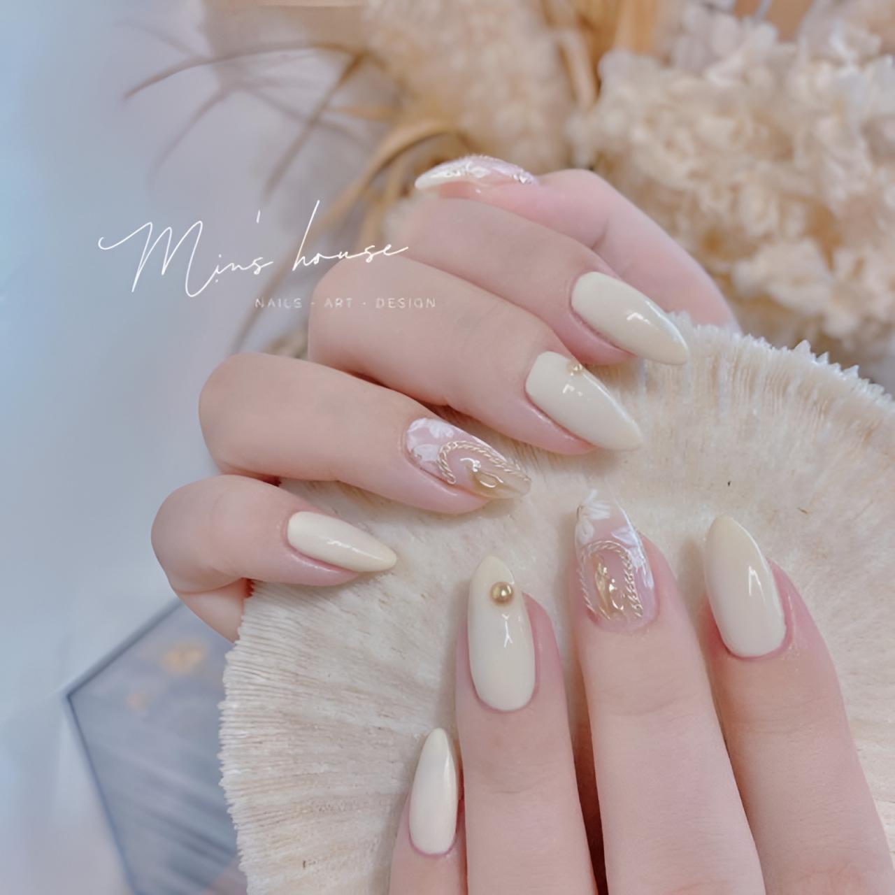 Discover 30 glamorous white nail designs that will make you the center of attention.