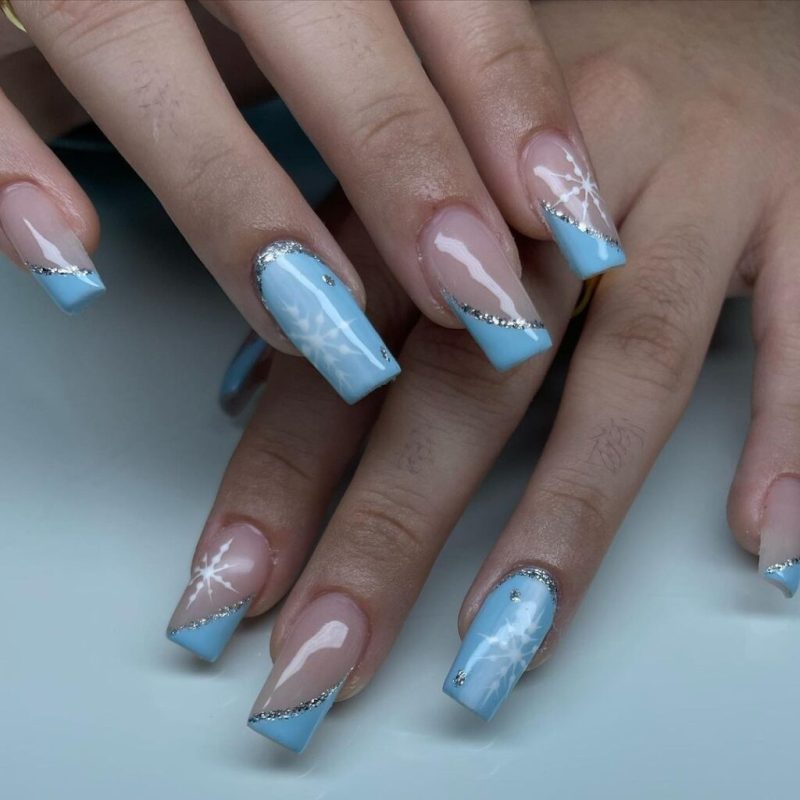 24 Uñas Azules de Navidad para Completar tu Look Invernal